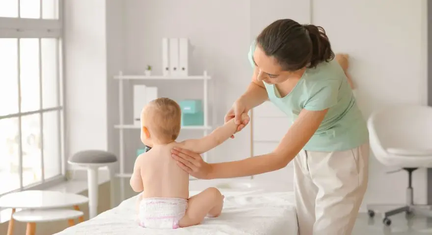 Kiedy z noworodkiem do fizjoterapeuty? Objawy, ryzyko i korzyści