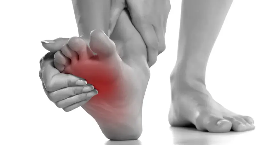 Ból stopy, gdzie czerwony obszar podkreśla unerwienie. Anatomia nerwów w stopie.