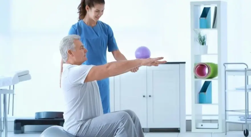 Skierowanie do fizjoterapeuty: NFZ wymaga, prywatnie nie!